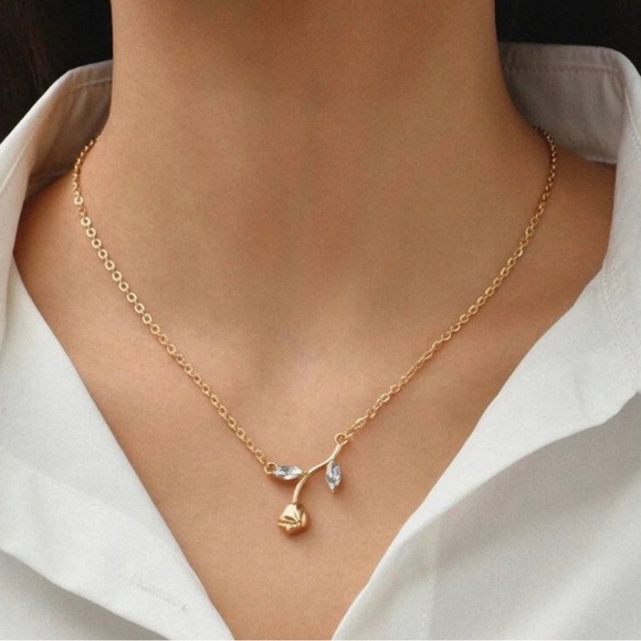 Jewelry - FINAL PRICE! Dainty Gold Rose Flower Necklace